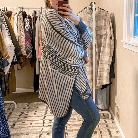 Kit and Ace Solstice Poncho One Size - Picture 5 of 11